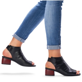 Comodi sandali da donna in pelle con tacco alto e chiusura in velcro Remonte R8770-01 nero 1