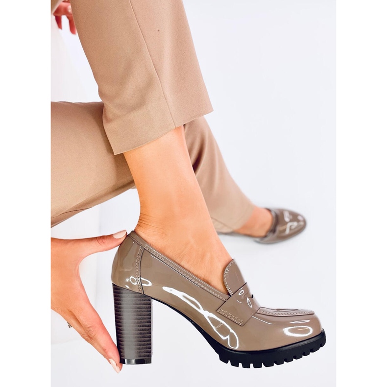 Mocassini con tacco in vernice Jeffis Khaki beige 1