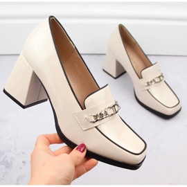 Scarpe da donna in vernice con tacco decorativo, beige Potocki 12322 1