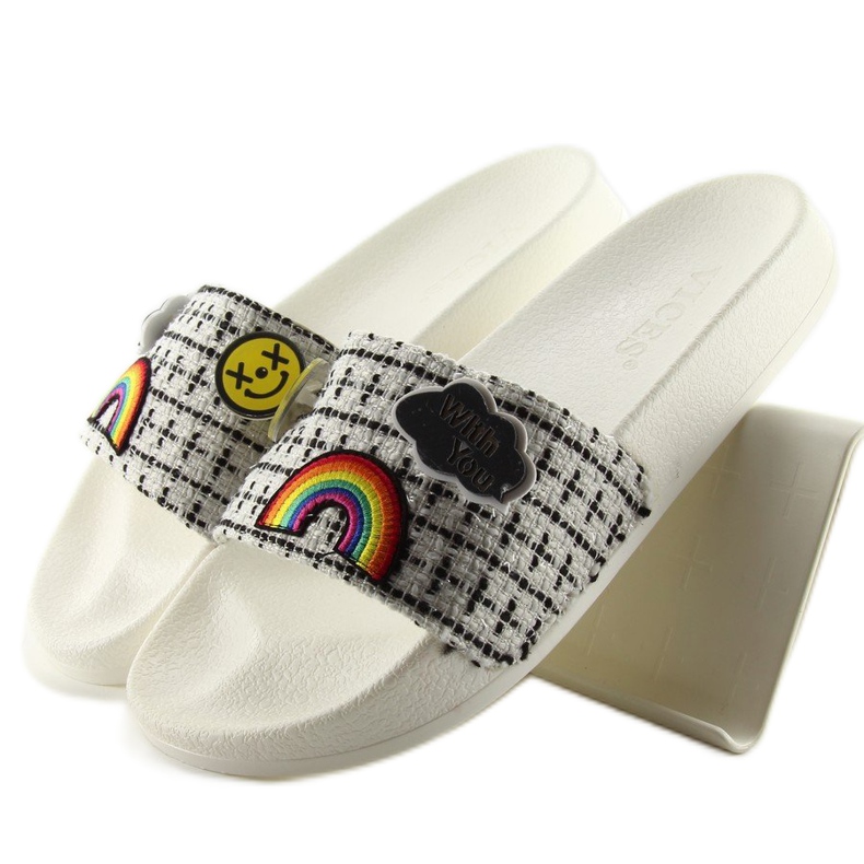 8228 Ciabatte bianche con spille bianco 1