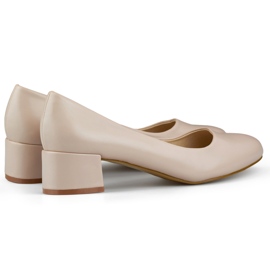 Décolleté beige con tacco basso e punta tonda 1
