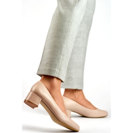 Décolleté beige con tacco basso e punta tonda 2
