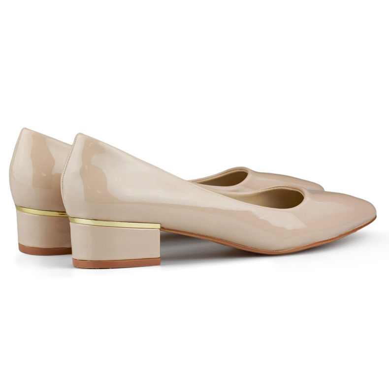 Décolleté in vernice beige con tacco basso 1