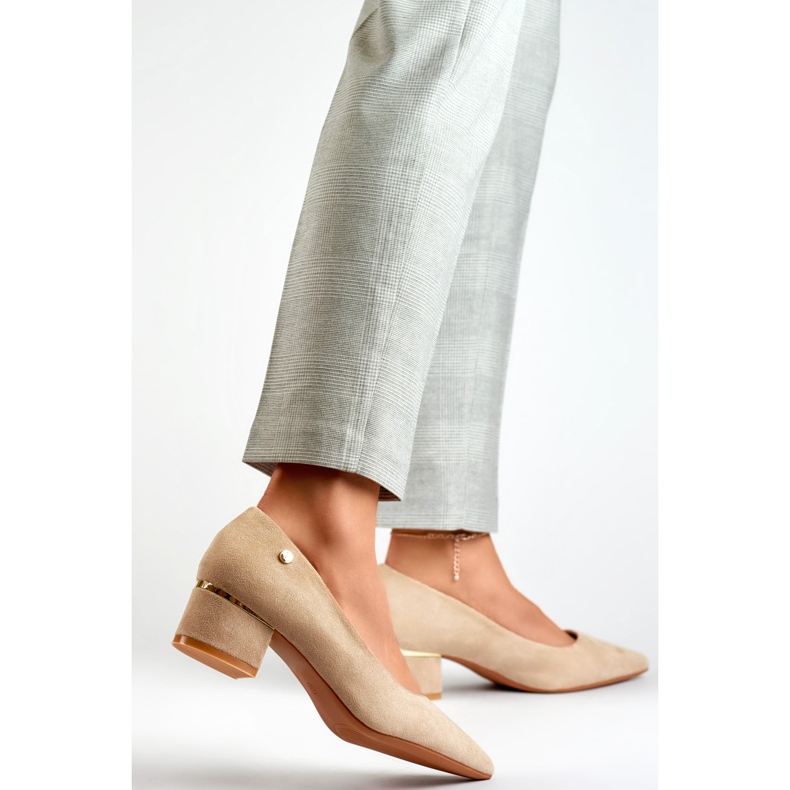 Décolleté beige con tacco basso 1