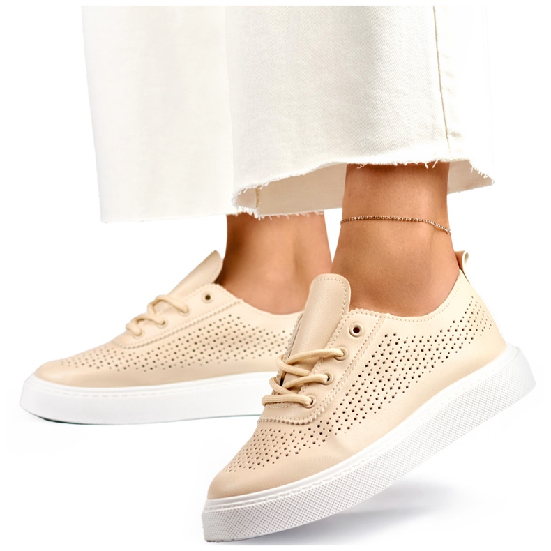 Sneakers da donna beige traforate con suola spessa 1