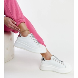 Sneakers bianche sulla piattaforma GOE NN2N4033 bianco 2