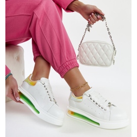 Sneakers bianche sulla piattaforma GOE NN2N4029 bianco 1