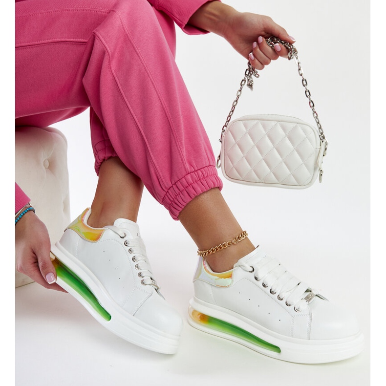 Sneakers bianche sulla piattaforma GOE NN2N4029 bianca 1