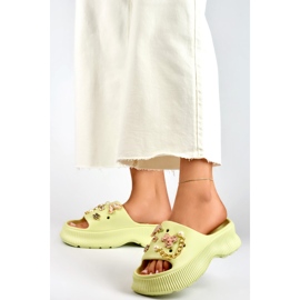 Infradito da donna in gomma verde chiaro con decorazioni 1