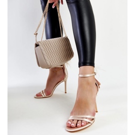 Sandali beige con piume di Adalgisio 1