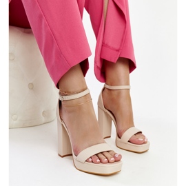 Sandali beige con tacco alto di Nariman 1