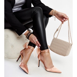 Scarpe con tacco rosa chiaro con fiocco di Ilaysa 1