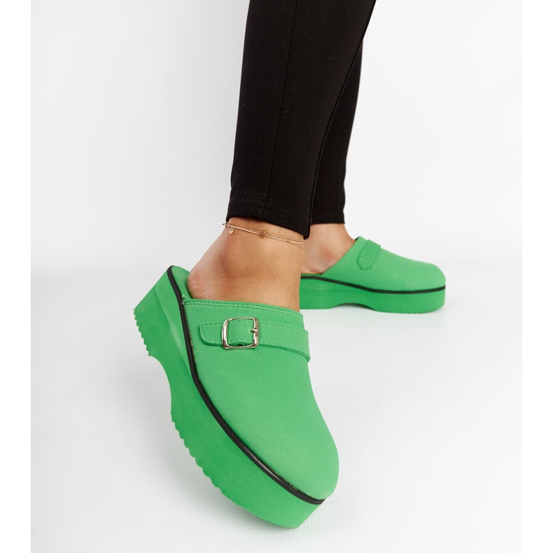 Lo zoccolo verde scorre sulla piattaforma Lang 2