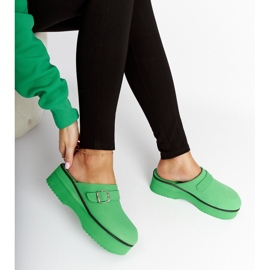Lo zoccolo verde scorre sulla piattaforma Lang 1
