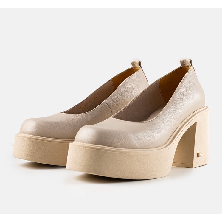 Décolleté con tacco alto in pelle beige di Karino 1