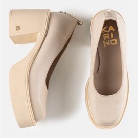 Décolleté con tacco alto in pelle beige di Karino 2