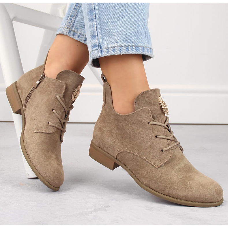 Stivaletti da donna con tacco basso in camoscio beige Jezzi ASA142-54 1