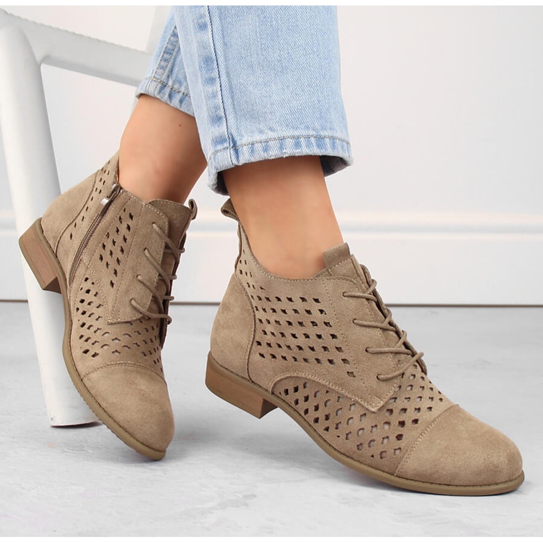 Stivaletti traforati da donna in camoscio con tacco basso, beige Jezzi ASA142-45 1