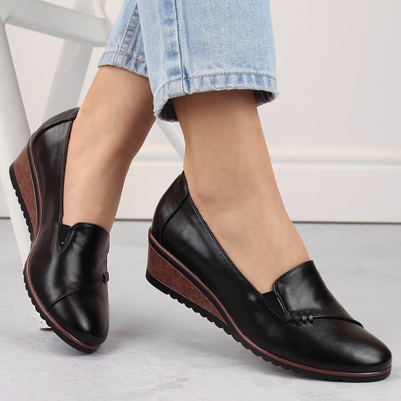Scarpe slip-on nere con zeppa da donna Potocki SZ12345 nero 1