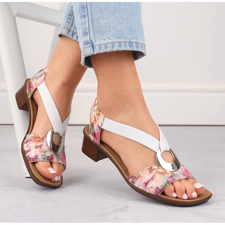 Comodi sandali slip-on da donna con fiori, multicolor Rieker 62662-90 bianco 1