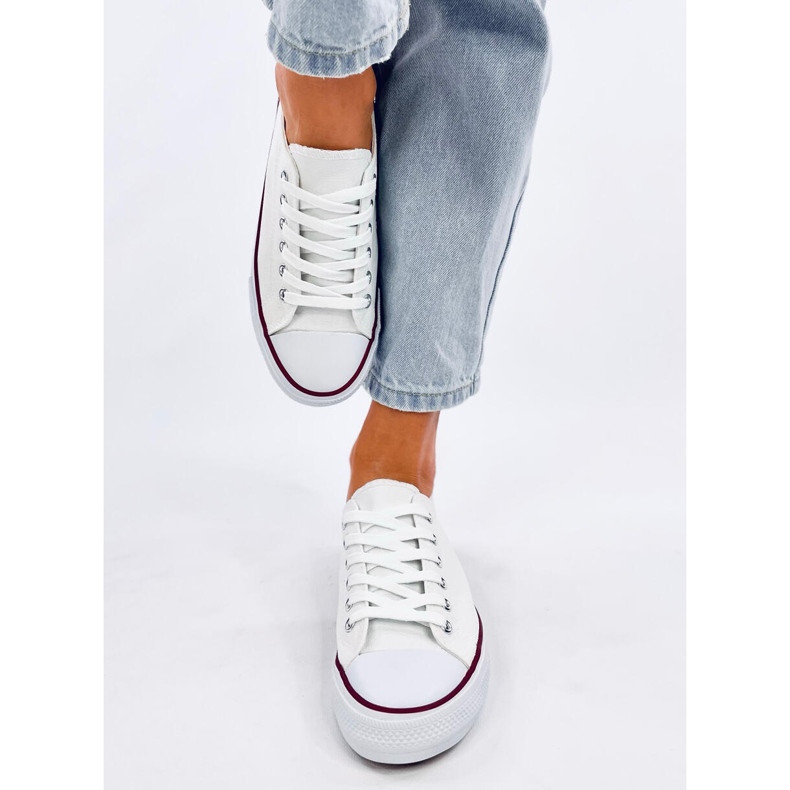 Classiche sneakers stringate di Levens White bianca 1
