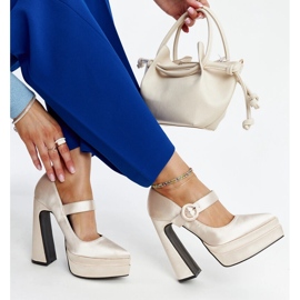 Décolleté beige chiaro con tacco alto di Mikea 1