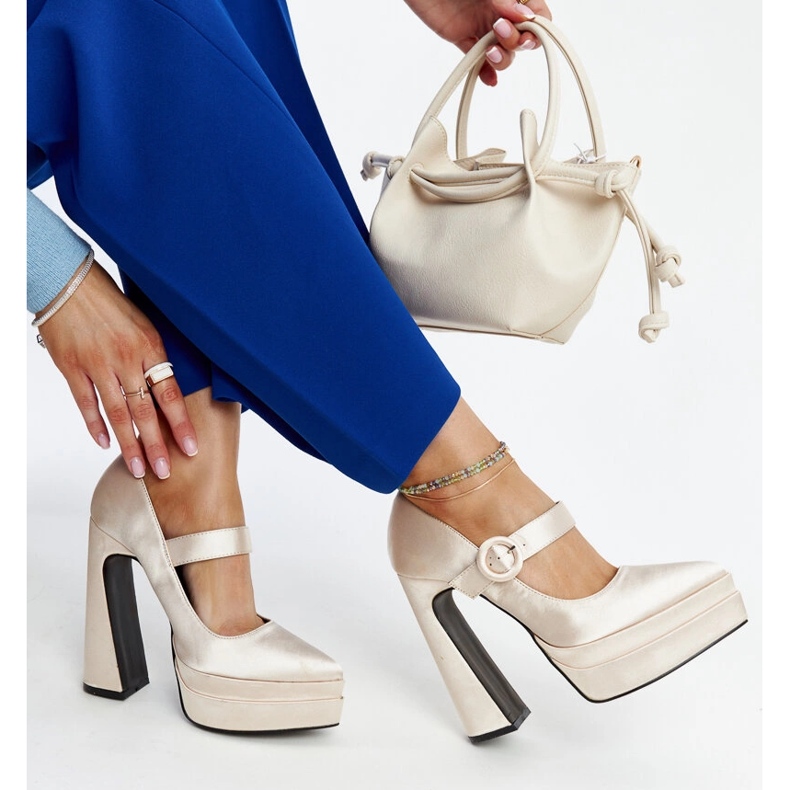 Décolleté beige chiaro con tacco alto di Mikea 1