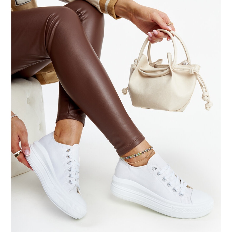 Scarpe da ginnastica bianche su una spessa piattaforma Zlata bianco 1