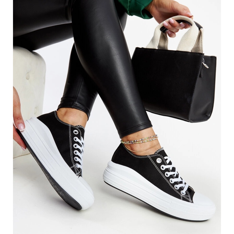 Scarpe da ginnastica nere su una spessa piattaforma Zlata nero 1