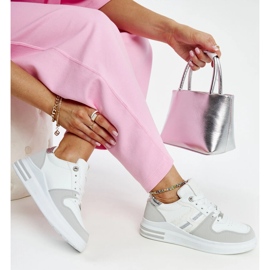 Sneakers bianche e grigie sulla piattaforma Negisti bianca 1