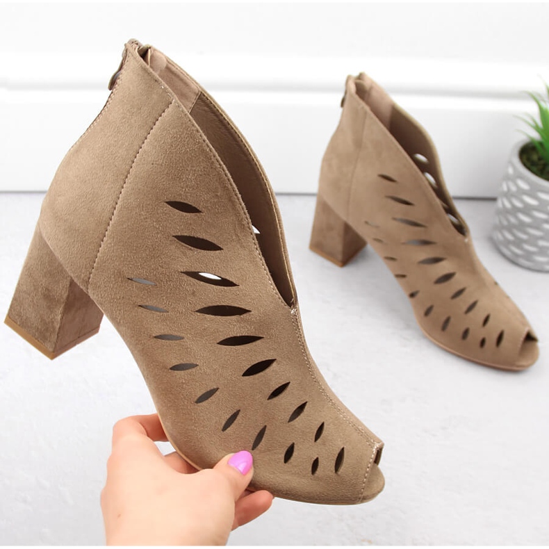 Stivaletti da donna traforati in camoscio cappuccino Potocki LE20318 marrone 1