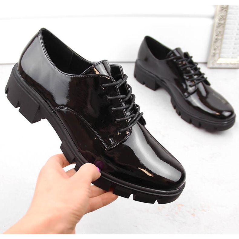M. DASZYŃSKI Scarpe oxford da donna in vernice nera M.Daszyński MR23119-5 nero 1