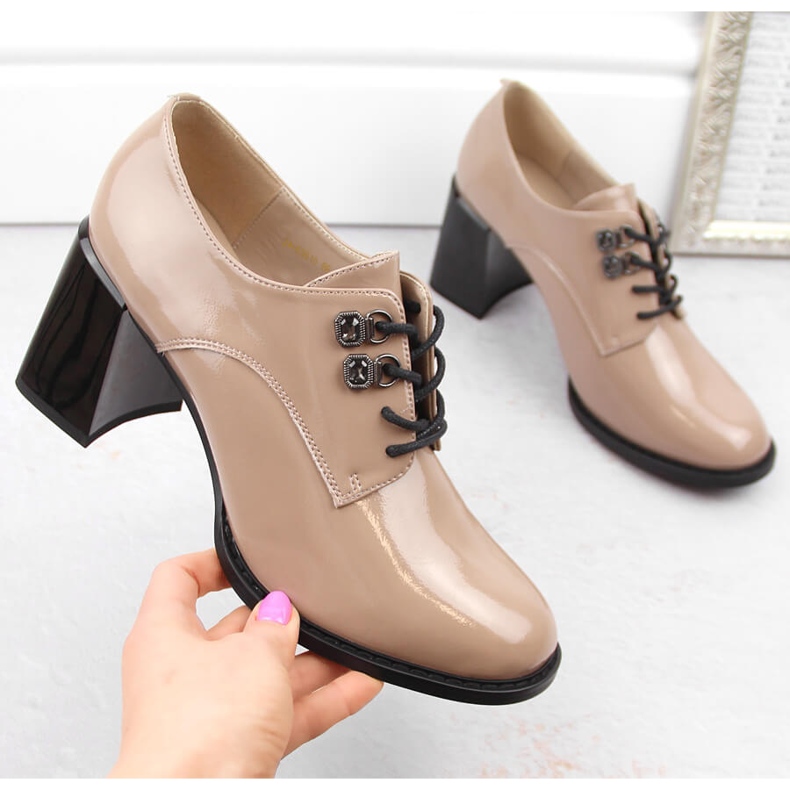 Scarpe da donna in vernice con tacco decorativo, beige Vinceza 63510 1