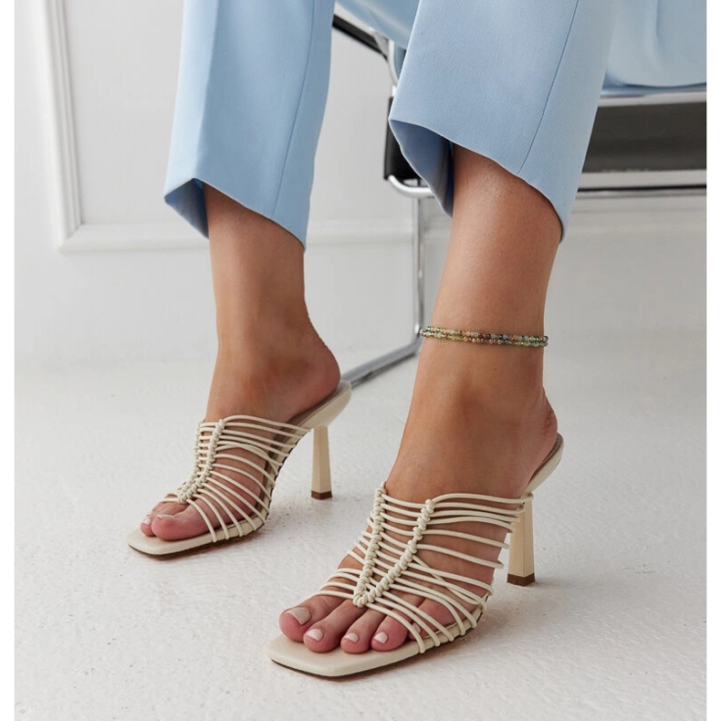 Sandali con tacco alto beige chiaro di Borna 1