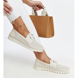 Scarpe traforate in pelle beige di Vinceza 1