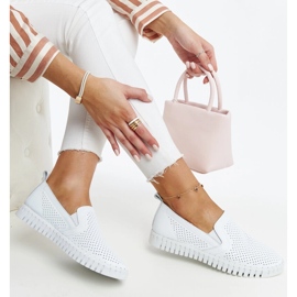 Scarpe in pelle bianca traforata di Vinceza 1