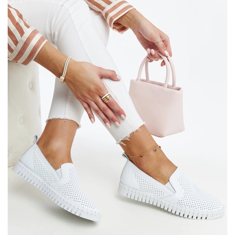 Scarpe in pelle bianca traforata di Vinceza 1