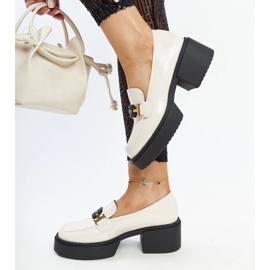 Scarpe con tacco alto in vernice beige di Vinceza 1
