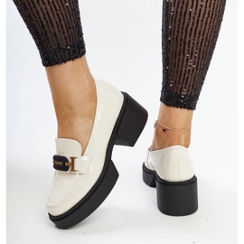 Scarpe con tacco alto in vernice beige di Vinceza 2