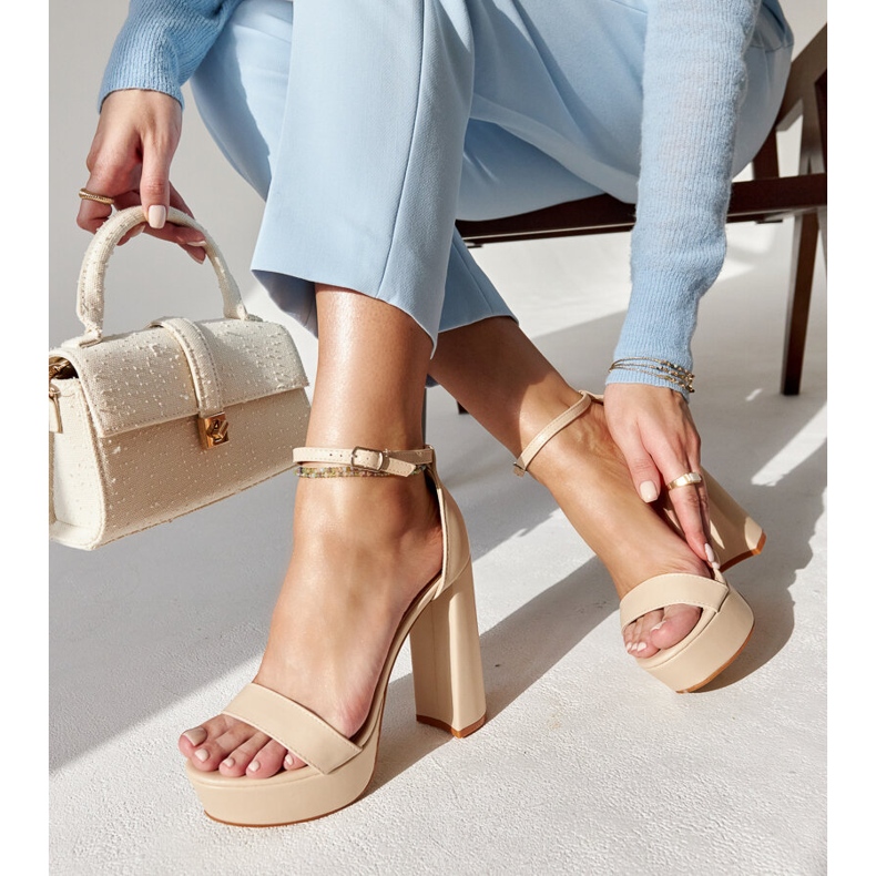 Sandali beige con tacco alto di Sille 2