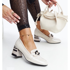 Scarpe in vernice beige di Vinceza 1