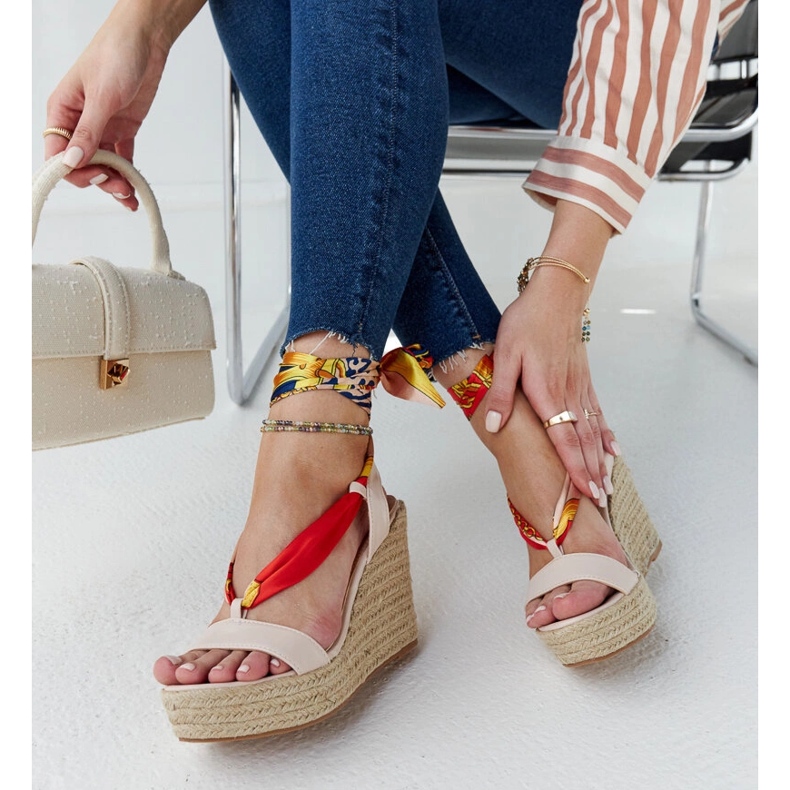 Sandali con zeppa stringati beige di Aziza 2