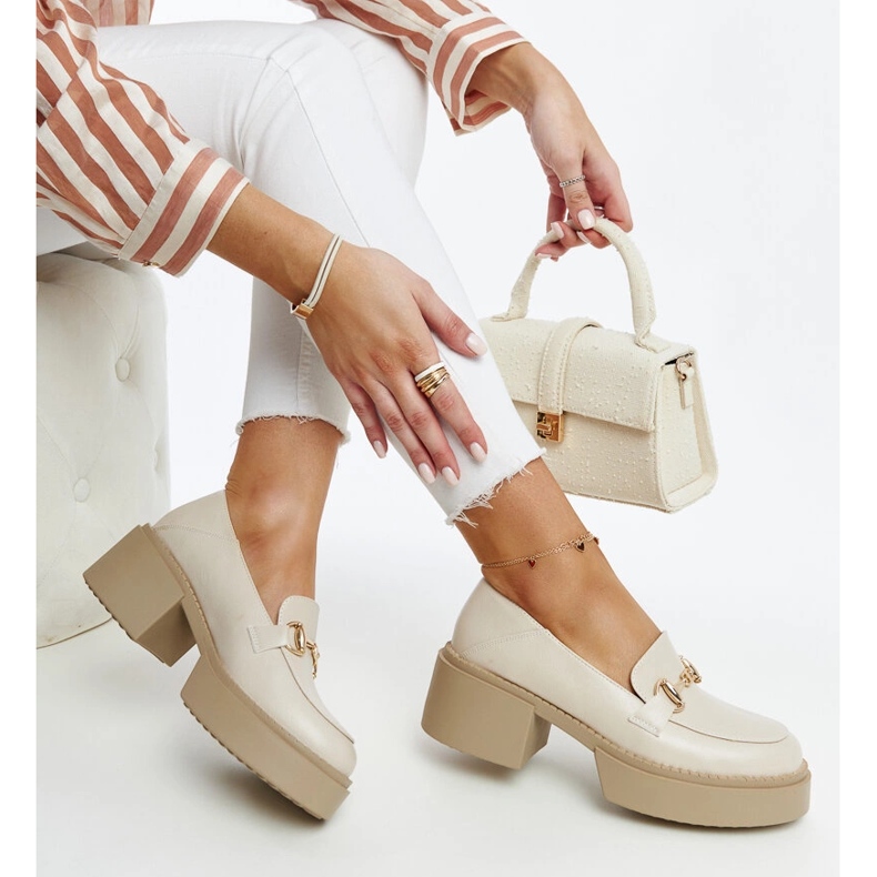 Scarpe con tacco in ecopelle beige di Vinceza 1