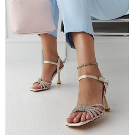 Sandali con tacco alto lucidi beige chiaro di Ankica 1