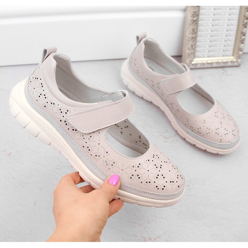 Scarpe da donna in pelle traforata con velcro, beige Filippo DP6073 1