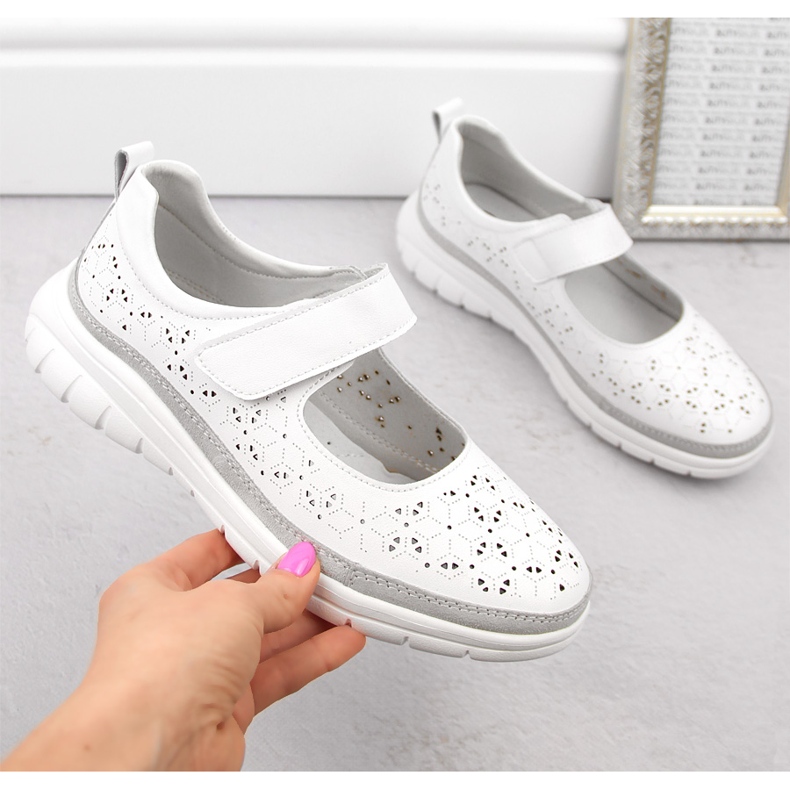 Scarpe da donna in pelle traforata con velcro, bianco Filippo DP6073 1
