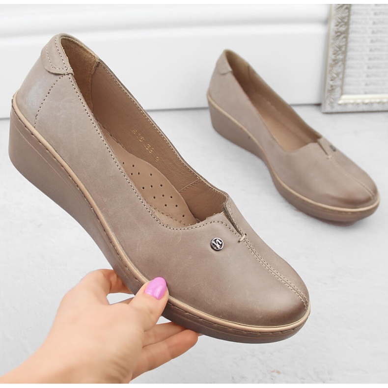 Comode scarpe slip-on da donna con zeppa in pelle, beige Helios 416.02 1