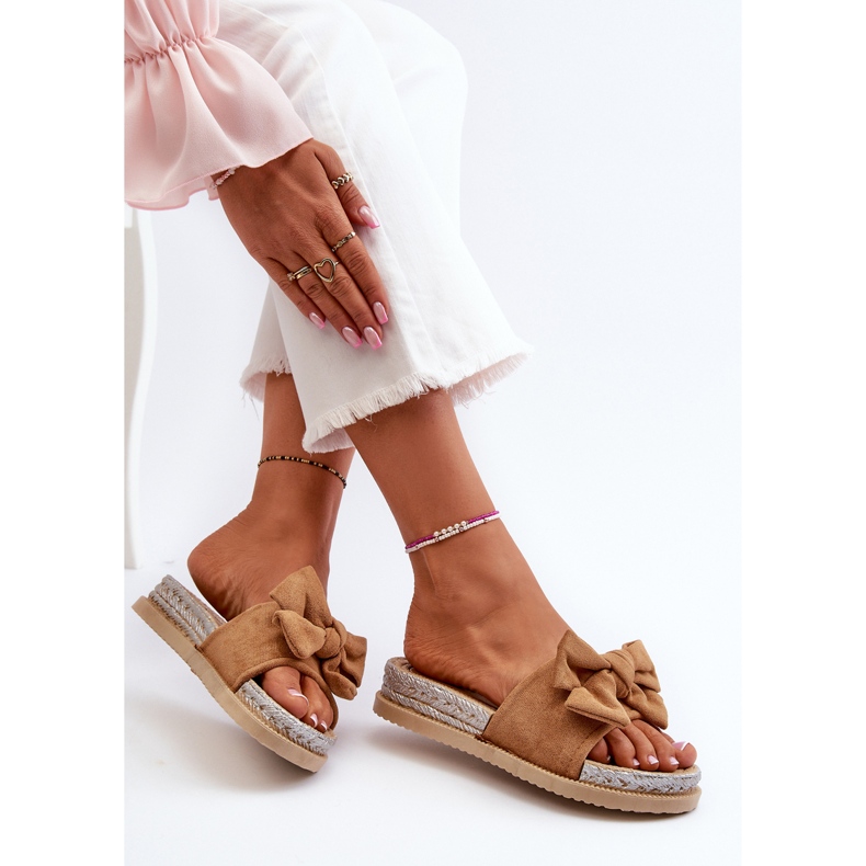 Infradito da donna con plateau Aflia color cammello con fiocco marrone 1