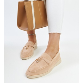 Mocassini beige con pendente in metallo di Fiorano 2
