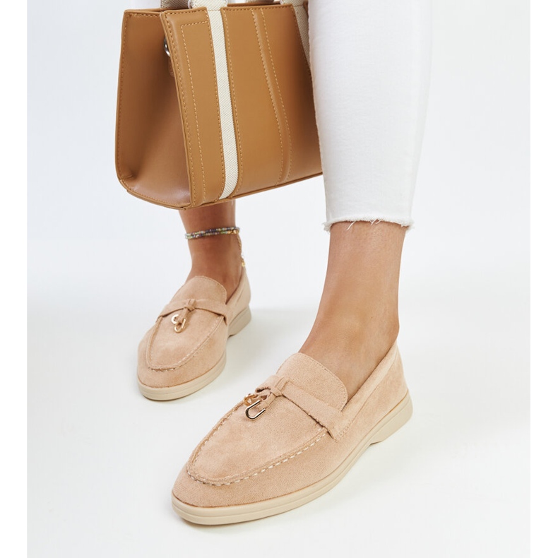 Mocassini beige con pendente in metallo di Fiorano 2